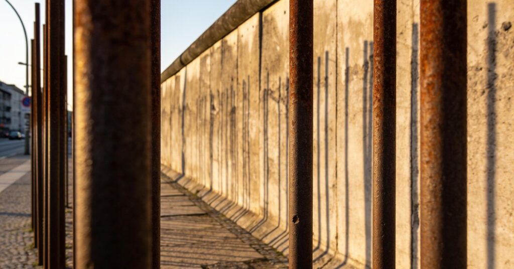 East German border: Geschichte, Teilung und das Ende des Eisernen Vorhangs