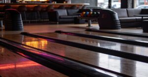 Lane7 Berlin: Bowling, Gaming & Drinks – Dein Hotspot für Spaß