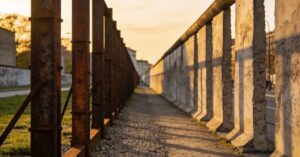 Hinter der Mauer: Verborgene Welten und vergessene Geschichten entdecken