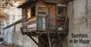 Baumhaus an der Mauer: Einzigartige Bauprojekte kreativ umgesetzt
